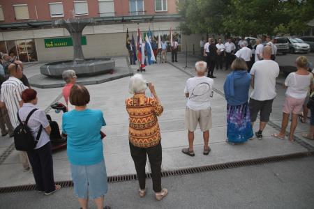 Spominska svečanost na Trgu talcev 